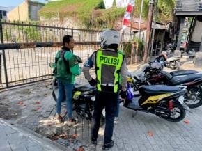 Satlantas Polresta Karawang Gelar Patroli Simpatik, Imbau Rider Ojol Wujudkan Budaya Tertib Berlalu Lintas