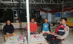 Bhabinkamtibmas Polsek Telagasari Dampingi Warga Jaga Keamanan dalam Giat Siskamling
