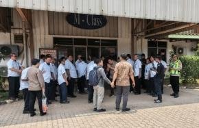 Kapolsek Klari Pimpin Pengamanan Kunjungan Kerja Spesifik Komisi VII DPR RI ke PT M-Class