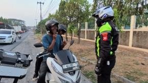 Satlantas Polresta Karawang Gelar Patroli Simpatik, Ajak Pengendara Motor untuk Patuhi Aturan Berlalu Lintas