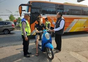 Sapa Pagi Polsek Klari, Edukasi Pengguna Jalan dengan Pendekatan Humanis dalam Operasi Patuh Lodaya 2026
