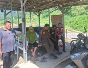 Personil Polsek Tegalwaru Patroli Siang Sambang Warga di Desa Cigunungsari Ajak Jaga Kamtibmas