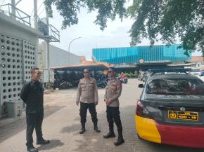 Personil Polsek Kotabaru Berikan Pesan Kamtibmas Saat Patroli Kontrol Supermarket