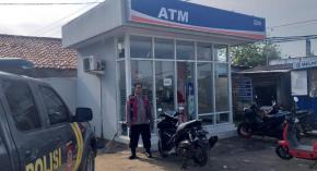 Kanit Sabhara Polsek Batujaya Ciptakan Keamanan Bank BRI Unit Batujaya pada siang hari