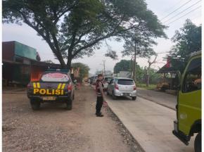 Jaga Kamtibmas, Polsek Pangkalan Sisir Jalan Raya Kampung Taman mekar saat Laksanakan Patroli Perintis