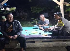 Anggota Polsek Banyusari Melaksanakan Sosialisasikan Bahaya Judi Online Kepada Masyarakat