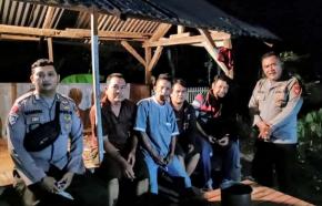 Polsek Pedes Patroli Dinihari Berikan Himbauan Kepada Masyarakat Yang Melaksanakan Ronda Malam