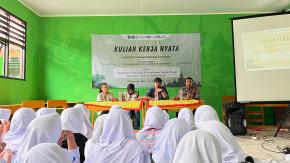 Anggota Polsek Batujaya menghadiri kegiatan Penyuluhan di Aula SMPN Satap 2 Batujaya