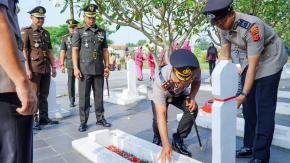 Khidmat Ziarah HUT Bhayangkara ke-80: Polres Karawang Teguhkan Sumpah Pengabdian di Makam Pahlawan