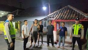 Polisi Polsek Klari Patroli Malam, Sapa Warga Saat Ronda Malam di Desa Kiarapayung