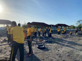 Personel Ditpolairud Polda NTB Gelar Olahraga Bersama dan Aksi Bersih-Bersih di Pantai Loang Baloq