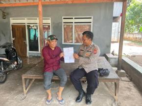 Pelayanan Prima Kanit Binmas Polsek Kotabaru Antarkan Surat Kehilangan Kepada Warga