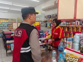 Patroli Siang Hari Personil Polsek Tegalwaru Sambang Minimarket di Wilayah Cintaksana