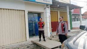 Kanit Sabhara Batujaya bersama Anggotanya Ciptakan Keamanan Bank BJB Unit Batujaya di siang hari