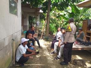 Upaya Pak Bhabin Desa Kutamekar Polsek Ciampel Melaksanakan sambang di Wilayah Desa Kutamekar