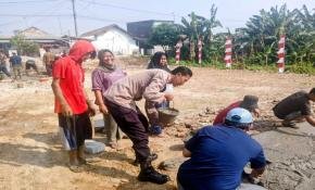 Bhabinkamtibmas Desa Pinayungan Monitoring Kerja Bakti Pengecoran Lapangan Sambut HUT Kemerdekaan RI ke-81