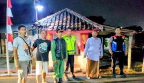 Personel Polsek Klari Patroli Sapa Warga di Poskamling Desa Kiarapayung
