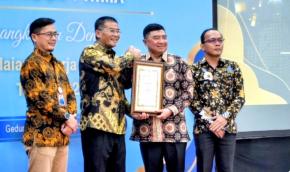 Bupati Abdusy Syakur Amin dan Disdukcapil Kabupaten Garut Tenerima Penghargaan dalam Acara Penyerahan Adminduk Prima Tahun 2025 
