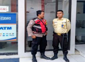 Aipda Abdul Rahman Anggota Polsek Banyusari Kunjungi Bank BRI Gempol Patroli Prekat di Siang Hari