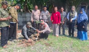 Gerakan Jumat Menanam, Polsek Klari Kolaborasi Dengan Dinas Kehutanan Provinsi Jabar Lakukan Penghijauan Di Lahan Mako Polsek Klari