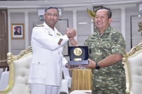 KAPOKSAHLI PANGKORMAR TERIMA KUNJUNGAN DELEGASI PAKISTAN NAVY STAFF COURSE DI KESATRIAN MARINIR JAKARTA
