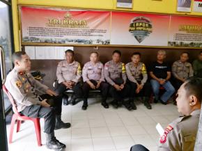 Pimpin Anev Mingguan, Kapolsek Rengasdengklok Berikan Arahan dan Semangat Dalam Pelaksanaan Tugas Personil