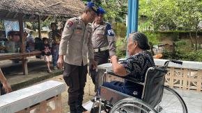 Ditpolairud Polda NTB Serahkan Kursi Roda kepada Warga Pesisir Sekotong