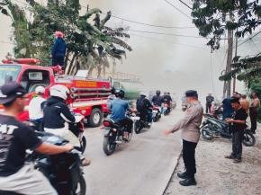 Aksi Anggota Polsek Pangkalan, Gerak Cepat Tangani Kebakaran Rumah di Kampung Pakapuran