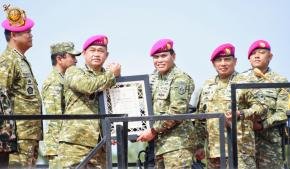LIMA TOKOH NASIONAL RESMI MENJADI WARGA KEHORMATAN, KOMITMEN PENGUATAN KORPS MARINIR SEMAKIN SOLID