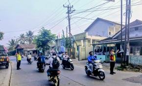 Pastikan Lalulintas Aman dan Lancar, Personil Polsek Tegalwaru Gelar Pengaturan dalam Giat Sapa Pagi