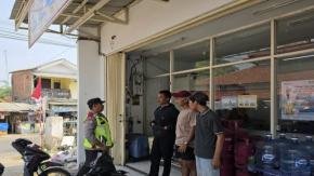 Personil Polsek Tegalwaru Giat Patroli Siang Edukasi Humanis Petugas Jaga Parkir Minimarket Loji Waspada