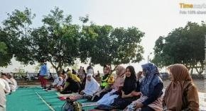 Kapolsek Lemahabang Gelar Jumat Curhat Bersama Kaum Emak
