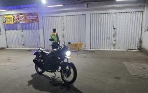 Personil Posisi Tegalwaru Patroli Dinihari Cek dan Ricek Pertokoan di Desa Cintalaksana Pastikan Aman