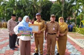 Wali Kota Depok Didampingi Sekda Serahkan Hadiah Apresiasi Kampung KB dan Juara Sayembara Redesain Menara Pandang