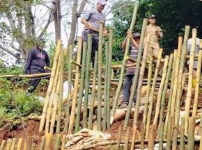 Gotong Royong Lawan Longsor, Camat Cikampek Turun Langsung Dampingi Warga BIP