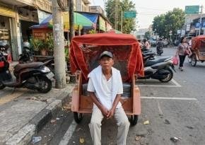 Di Usia 71 Tahun, Abah Ujang Akhirnya Bisa Mengayuh Becak Listrik