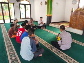 Anggota Polsek Batujaya bersama Jamaah Masjid Al-Hidayah melaksanakan Doa Bersama untuk Alm. Affan Kurniawan Bin Zulkifli