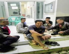 Bhabinkamtibmas Polsek Tegalwaru Ajak Peduli Lingkungan dan Waspada Saat Ngobras di Desa Cigunungsari