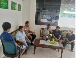 Jalin Keakraban, Bhabinkamtibmas Sambangi Pegawai Kantor Akikah