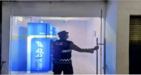 Cegah Kejahatan, Personil Polsek Tegalwaru Periksa ATM dan Kantor Bank di Loji saat Patroli Malam