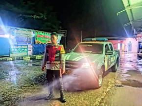 Anggota Polsek Batujaya melaksanakan Patroli Prekat serta kontrol Keamanan di Central Ruko Batujaya pada malam hari