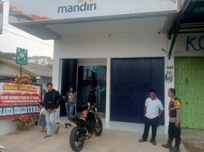 Anggota Polsek Batujaya Ciptakan Keamanan Bank Mandiri Unit Batujaya di siang hari