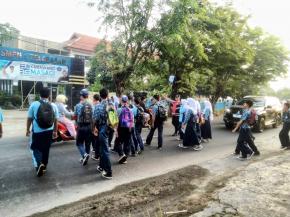 Bhabinkamtibmas Polsek Telagasari Sebrangkan Siswa Saat Gatur Pagi