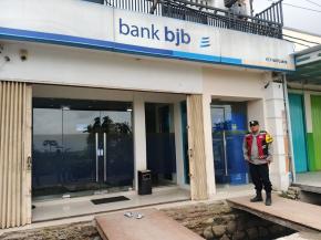 Anggota Polsek Batujaya melaksanakan Patroli Prekat dan Kontrol Keamanan Bank BJB Unit Batujaya di siang hari