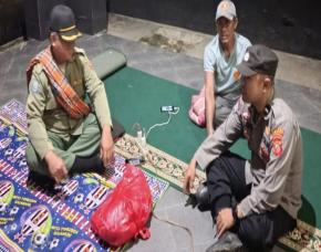 Bhabinkamtibmas Polsek Tegalwaru Sambang Warga di Poskamling Kampung Sangkuriang Ajak Jaga Kamtibmas