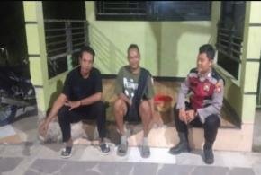 Anggota Polsek Banyusari Melaksanakan Membangunkan Warga Untuk Sahur di Wilayah Binaan