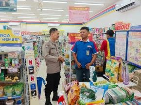 Personil Polsek Tegalwaru Patroli Siang di Minimarket Loji Edukasi Warga Agar Waspada Pencurian