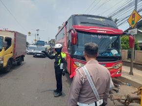 Bus Pemudik Mogok di Tol Karawang, Tim Urai Sat Lantas Bergerak Cepat Evakuasi