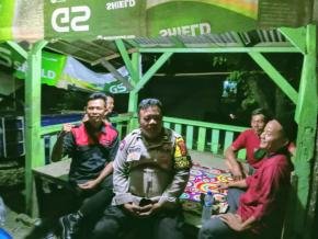 Bhabinkamtibmas Kutamekar Polsek Ciampel Melaksanakan Ngawangkong bersama masyarakat di Wilayah Desa Kutamekar.