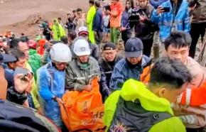 Air dan Batu Tak Menghalangi Upaya Warga dan Petugas Menyelamatkan Korban Longsor Cisarua 